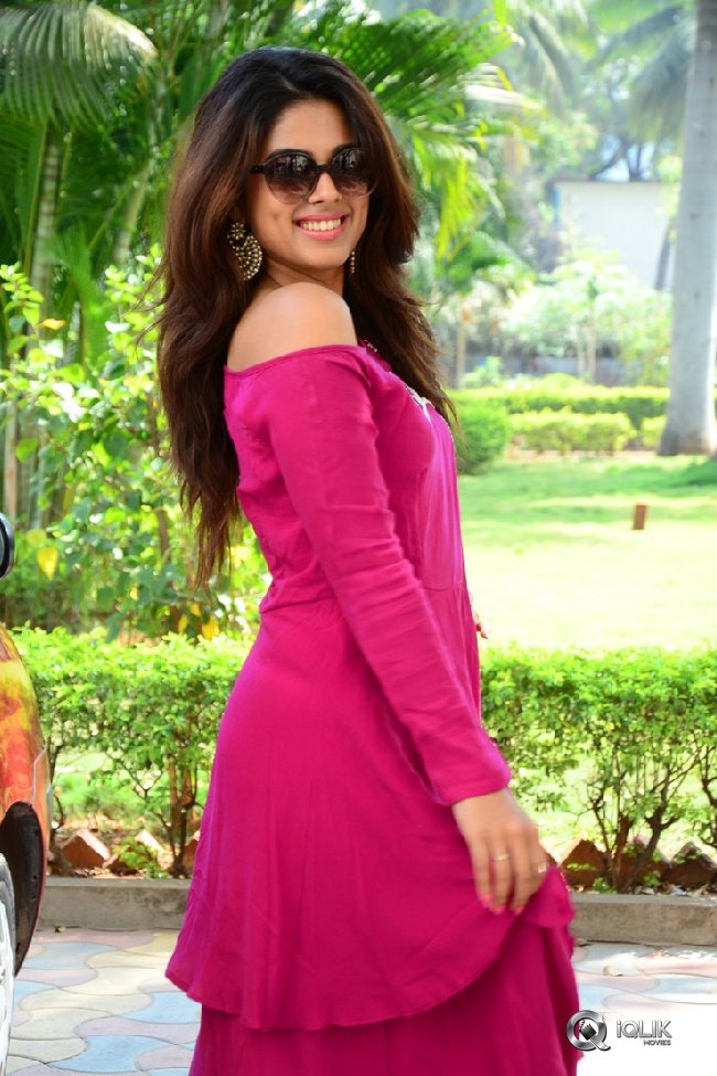 Siddhi-Idnani-New-Photos